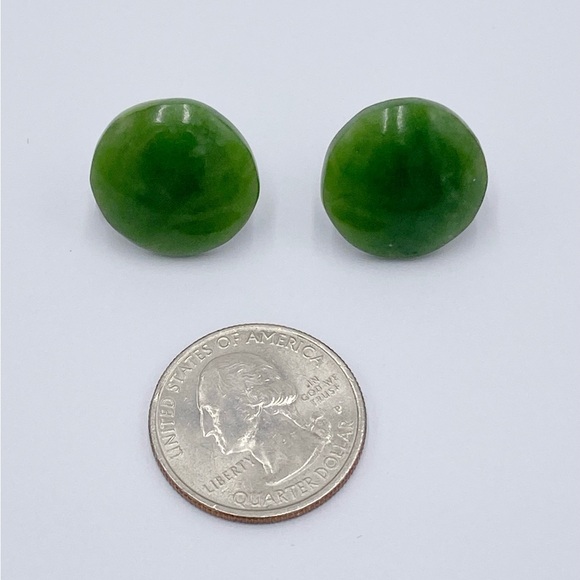 Vintage Natural Green Stone Silver Tone Screw Back Button Style Earrings - Picture 4 of 7